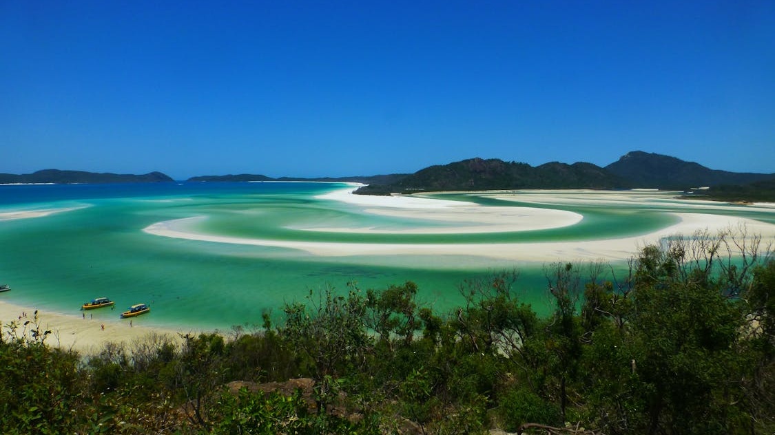 Sailing the Whitsundays with Dundee Adventure Travel
