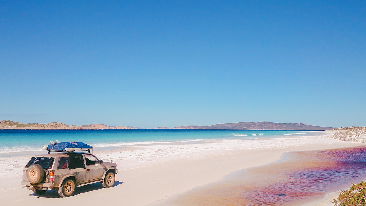 Lake McKenzie white silica sand and turquoise water on K'gari (Fraser Island), Queensland