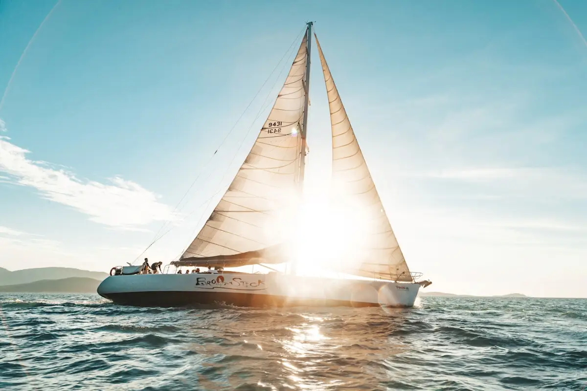 Dundee Adventure Travel | Prosail Whitsundays | Whitsundays Maxi Sailing Adventure on Broomstick Book your Whitsundays Maxi Sailing Adventure today