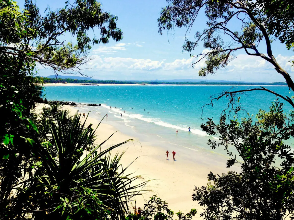 Dundee Adventure Travel | Things To Do in Noosa for Students and Backpackers | Dundee Adventure Travel Beginner surf lesson at Noosa Main Beach – one of the top things to do in Noosa