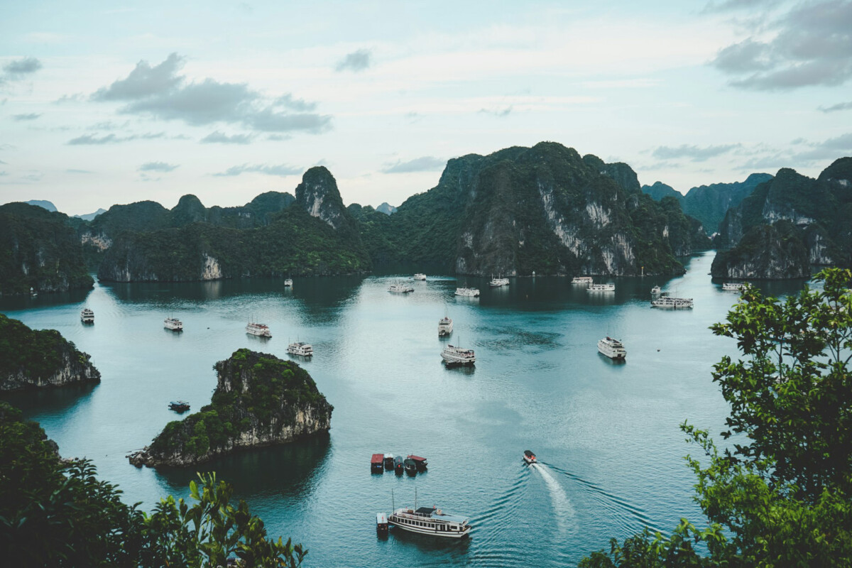 vietnam-boats-lake-mountains