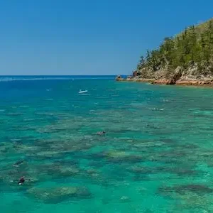 Whitehaven Beach silica sand and turquoise waters visited on Siska Fun Sailing
