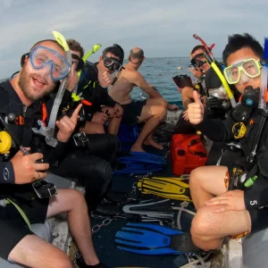Dundee Adventure Travel | PADI Advanced Course (2 Day 1 Night Liveaboard) Dive-Students-100