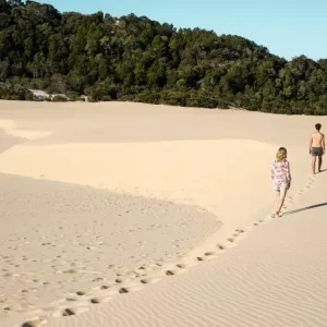 Dundee Adventure Travel | K’gari Explorer Tours | K’gari Overnight Tour – Hervey Bay – Resort Style Hammerstone-Sandblow-Nika-Pensek-2018-@andsheexplores-4-2