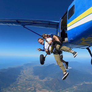 Tandem jump exit from plane