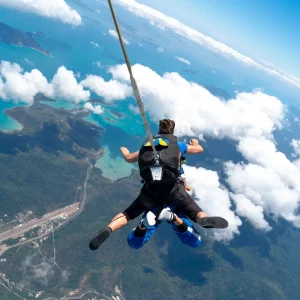Book the Airlie beach tandem skydive tour