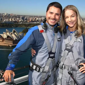 couple_doing_bridgeclimb